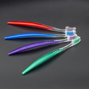 Cepillo de dientes con mango PS transparente con color infundido en el interior