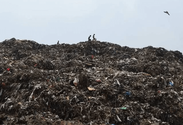 Stacking garbage 堆放垃圾