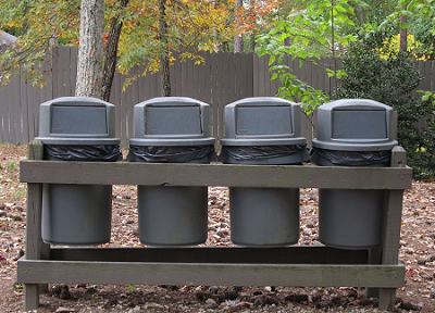 outdoor trash cans علب القمامة في الهواء الطلق