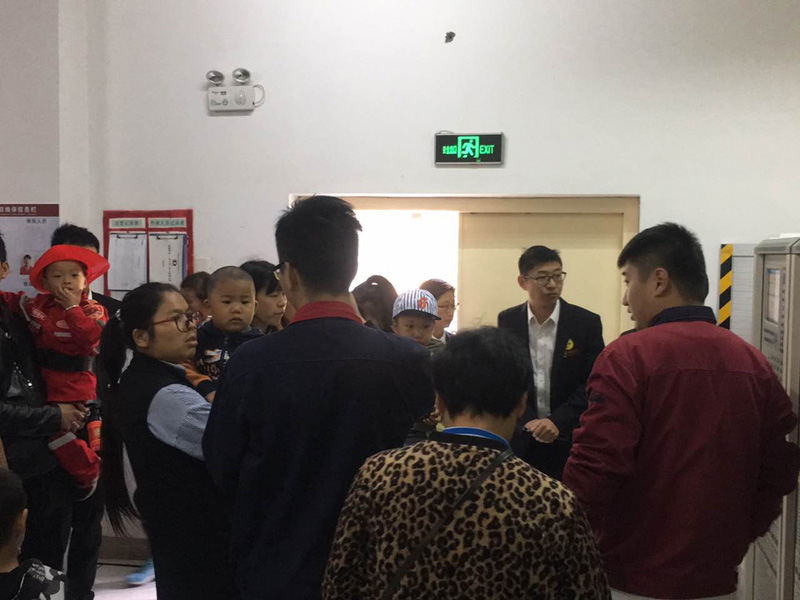 无锡恒大绿洲业主参观消控室，讲解消防主机系统工作