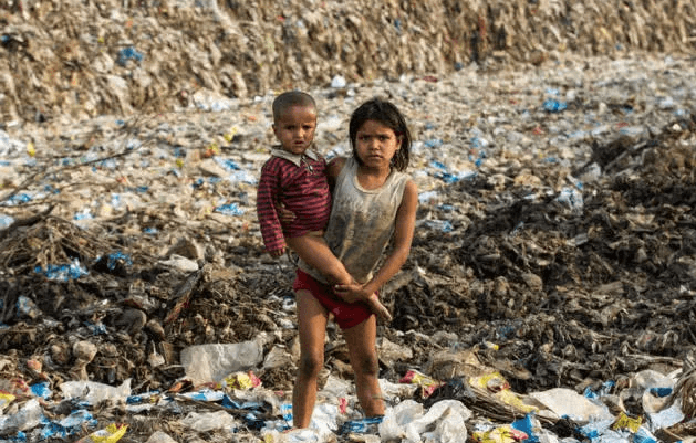 Stacking garbage 堆放垃圾