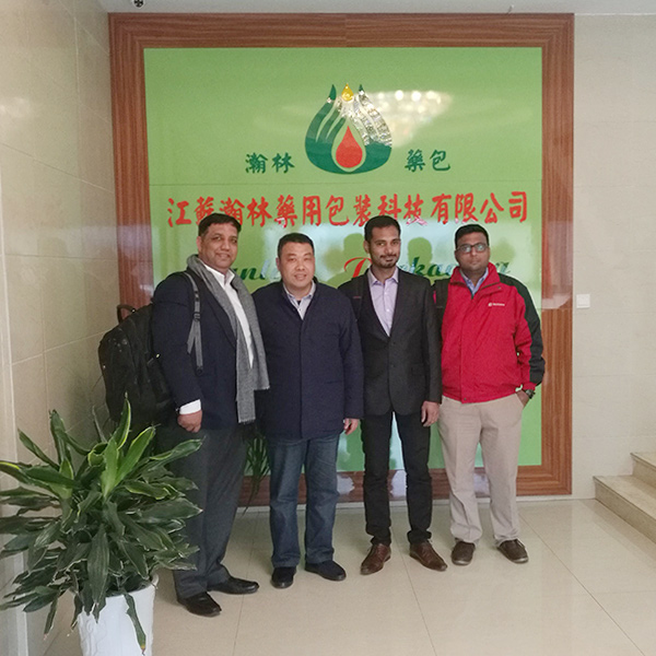 Overseas customers come to our company to discuss business