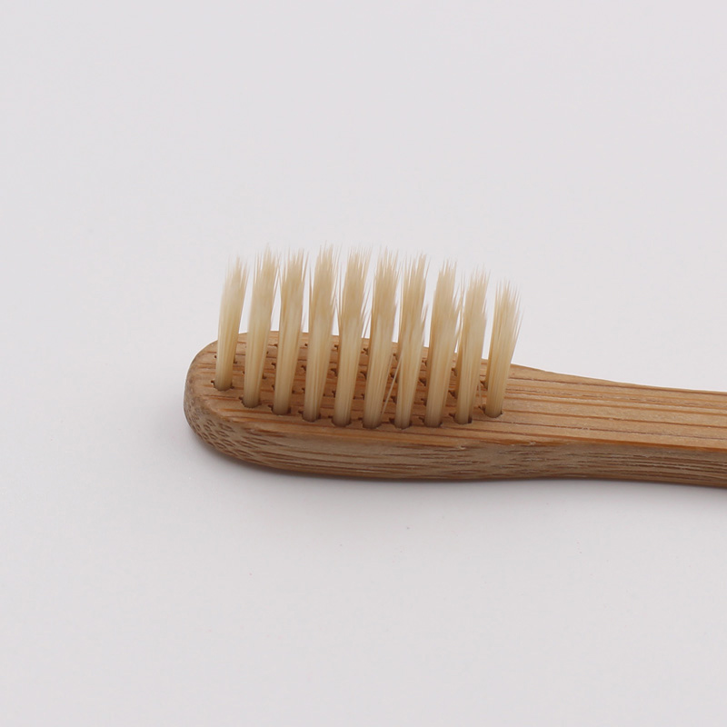 Cepillo de dientes de bambú con mango plano y forma recta