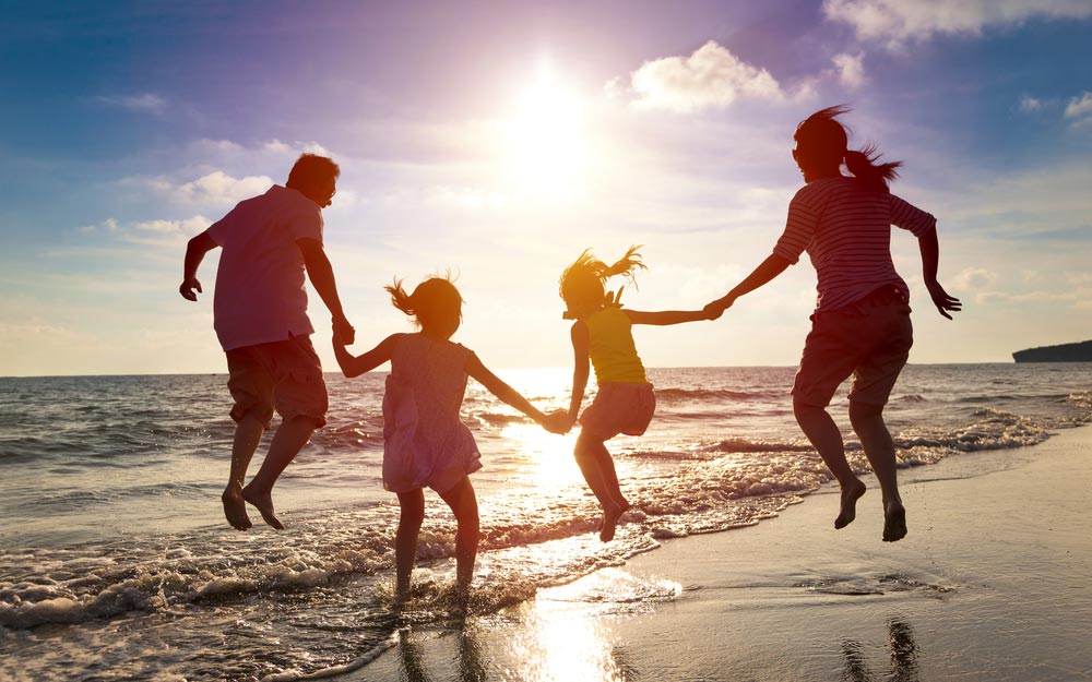 Huit choses à emporter pour une journée à la plage en famille