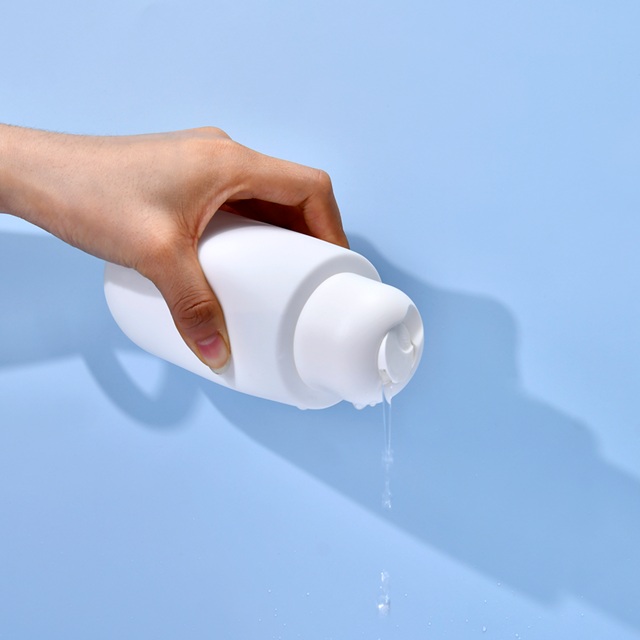 Empty Plastic Squeeze Bottles with Disc Lids Leere Quetschflaschen aus Kunststoff mit Scheibendeckel