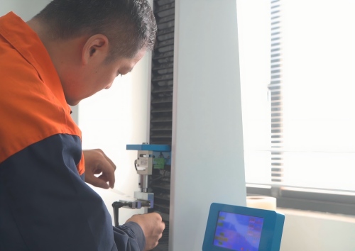 Evaluate Quality Control Before Placing Bulk Orders Dehnungs- und Bruchkrafttest von Stretchfolien zur Qualitätskontrolle