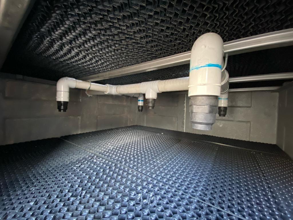 PVC film fill installed inside an industrial cooling tower PVC-filmfyllning installerad i ett industriellt kyltorn