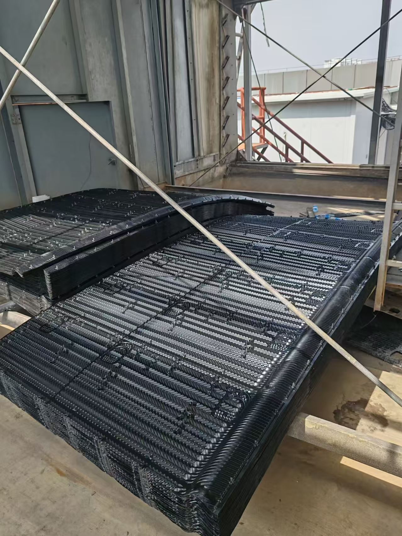 BAC cooling tower fill replacement Výměna náplně chladicí věže BAC