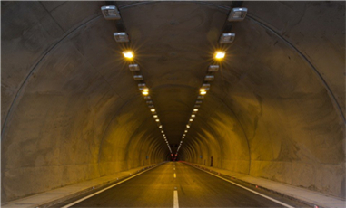 Sistema de guía de emergencia de almacenamiento de energía electroóptica y productos autoluminiscentes en túnel de carretera