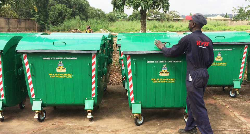 سلة المهملات الفولاذية في الشوارع