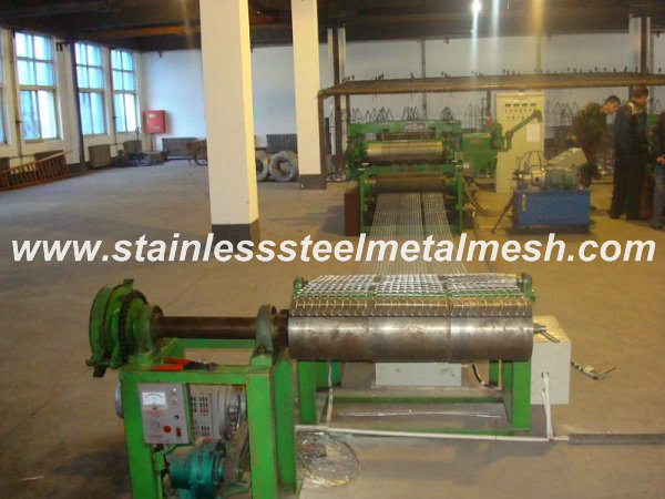 Petroleum pipeline mesh welding line used in oil industry