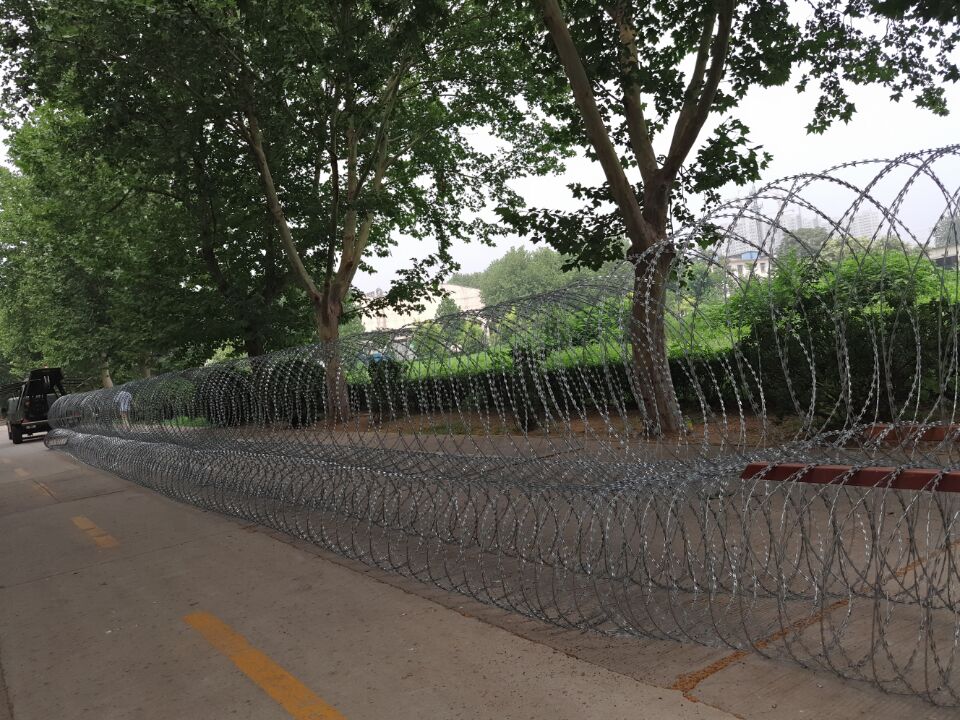 Russia Accuses Ukraine Of Attempted Crimea 'Incursions':Rapid Deployment Barrier May be Needed