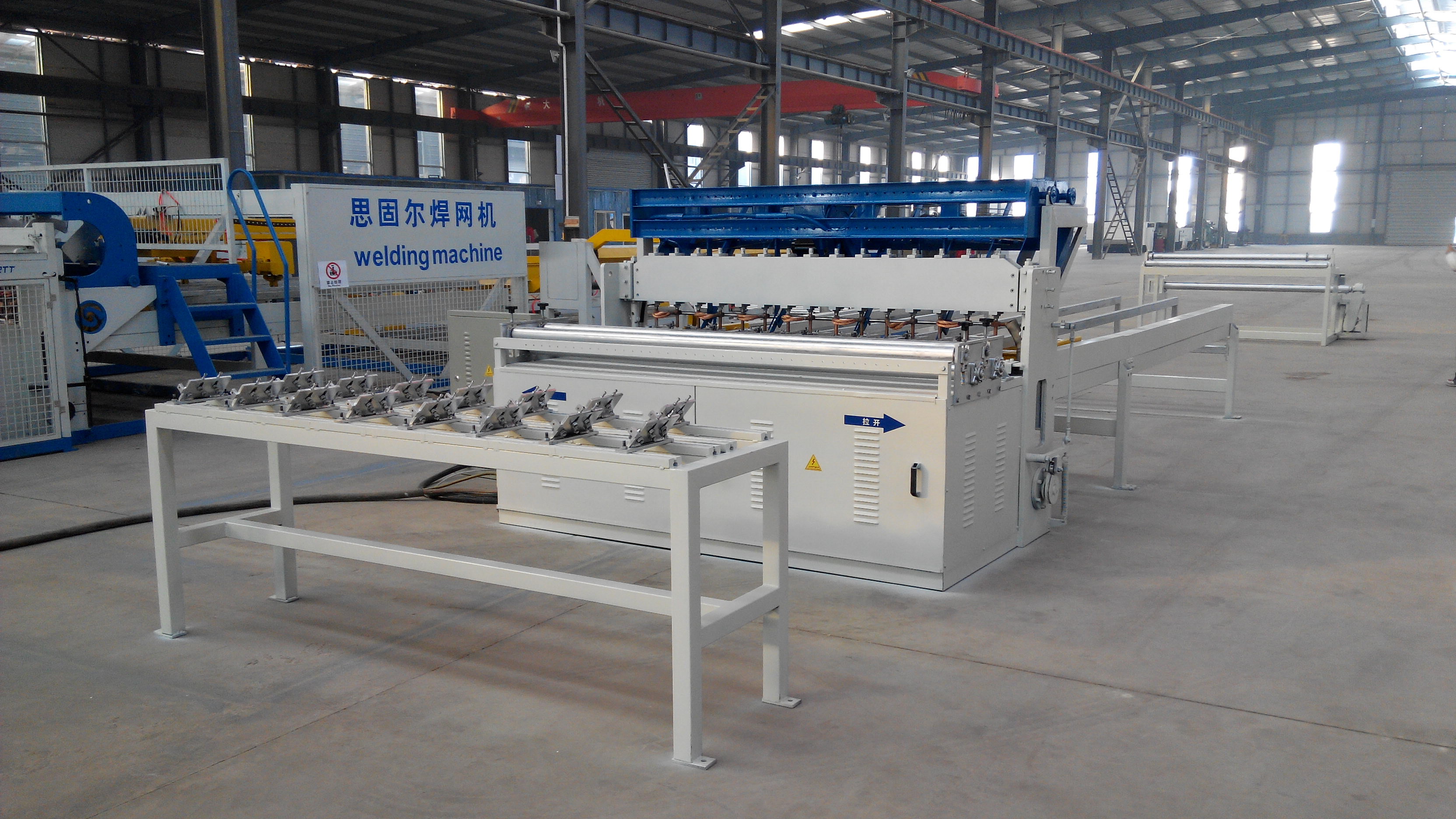 Animal cages mesh machine