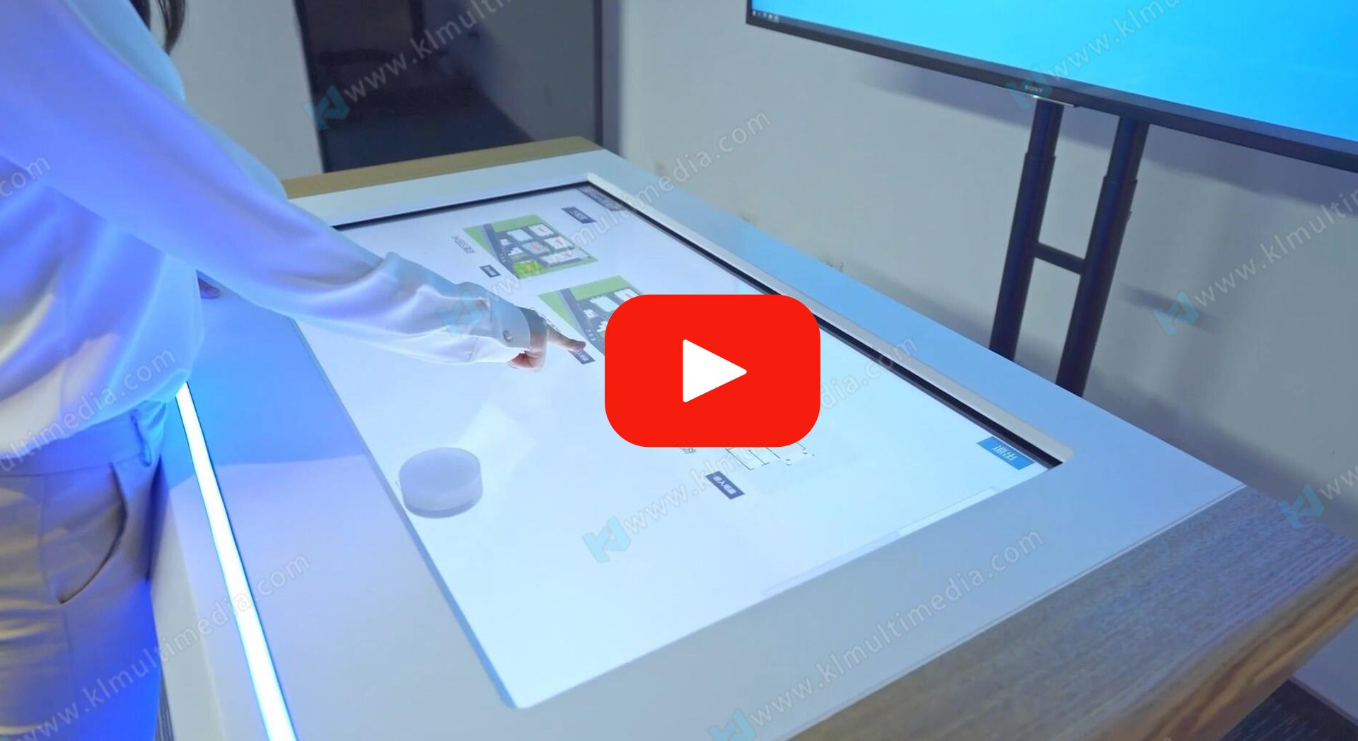 طاولات ثلاثية الأبعاد ملموسة