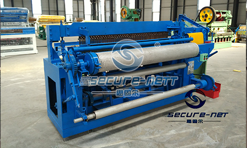 China hot-dipped galvanized electric welded wire mesh rolls making machine