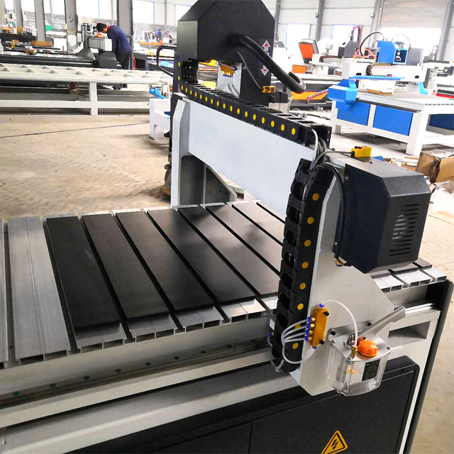 CNC router kontra hagyom&aacute;nyos famegmunk&aacute;l&oacute; szersz&aacute;mok: melyik a megfelelő az &Ouml;n sz&aacute;m&aacute;ra?