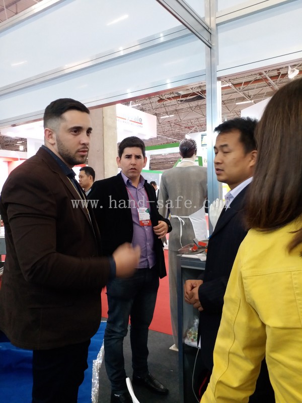 zhonghe stainless steel gloves on Brazil Fair