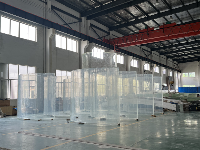 Klassinen tuettu 3-sivuisella ikkunalla oleva uima-allas - Leyu