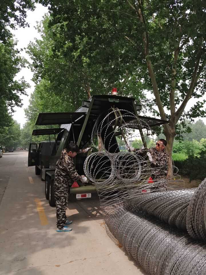 Mobile Security Barrier Is A Walking “Iron Soldier”