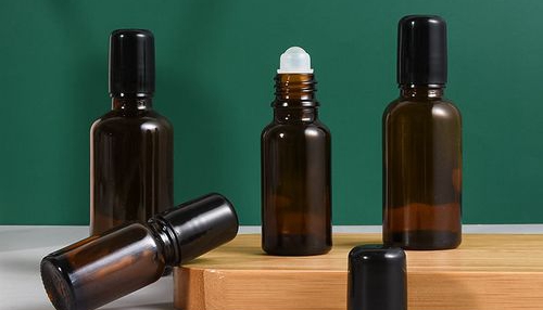Les avantages des flacons roll-on pour les cosmétiques 