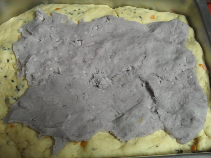 在面团上铺上芋泥馅