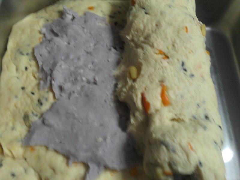 将芋泥馅卷入面包体内