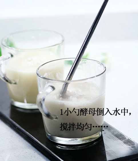 将1小勺(5ML)干酵母倒入温水里，并搅拌至溶解