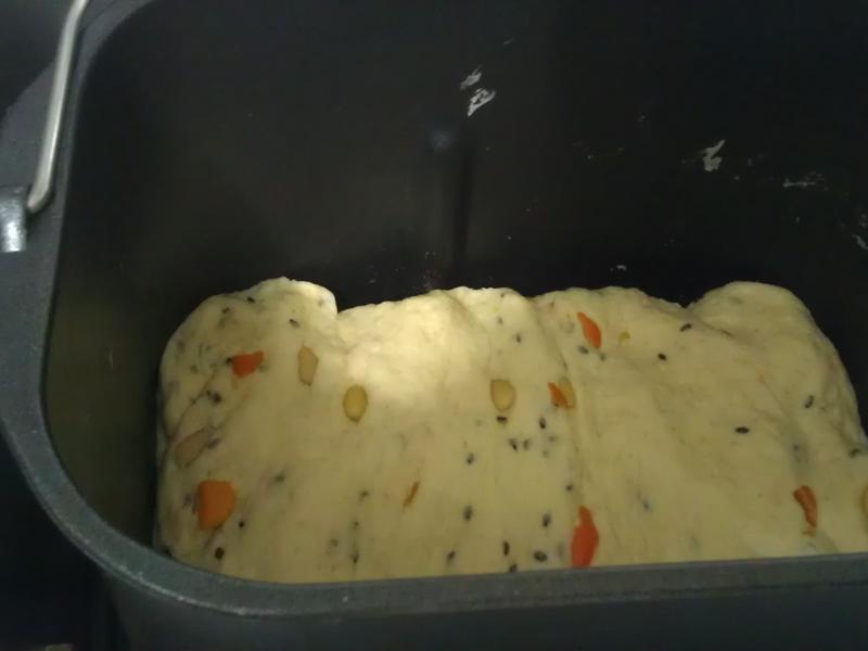 将面包体放入面包机烘烤