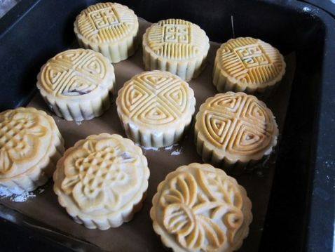 烤了8分钟后定好型的月饼坯子