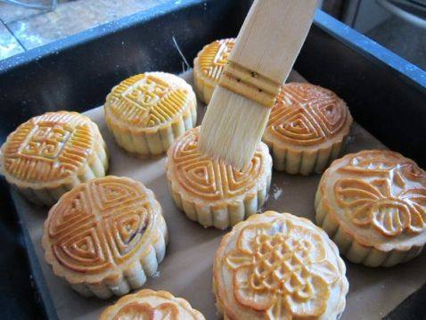 再刷一次蛋黄液，然后再送入烤箱