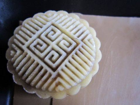 压好的月饼坯子