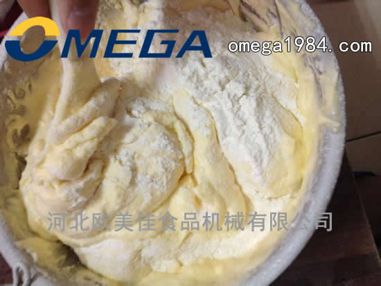 用饭匙以切拌方式将面粉拌匀