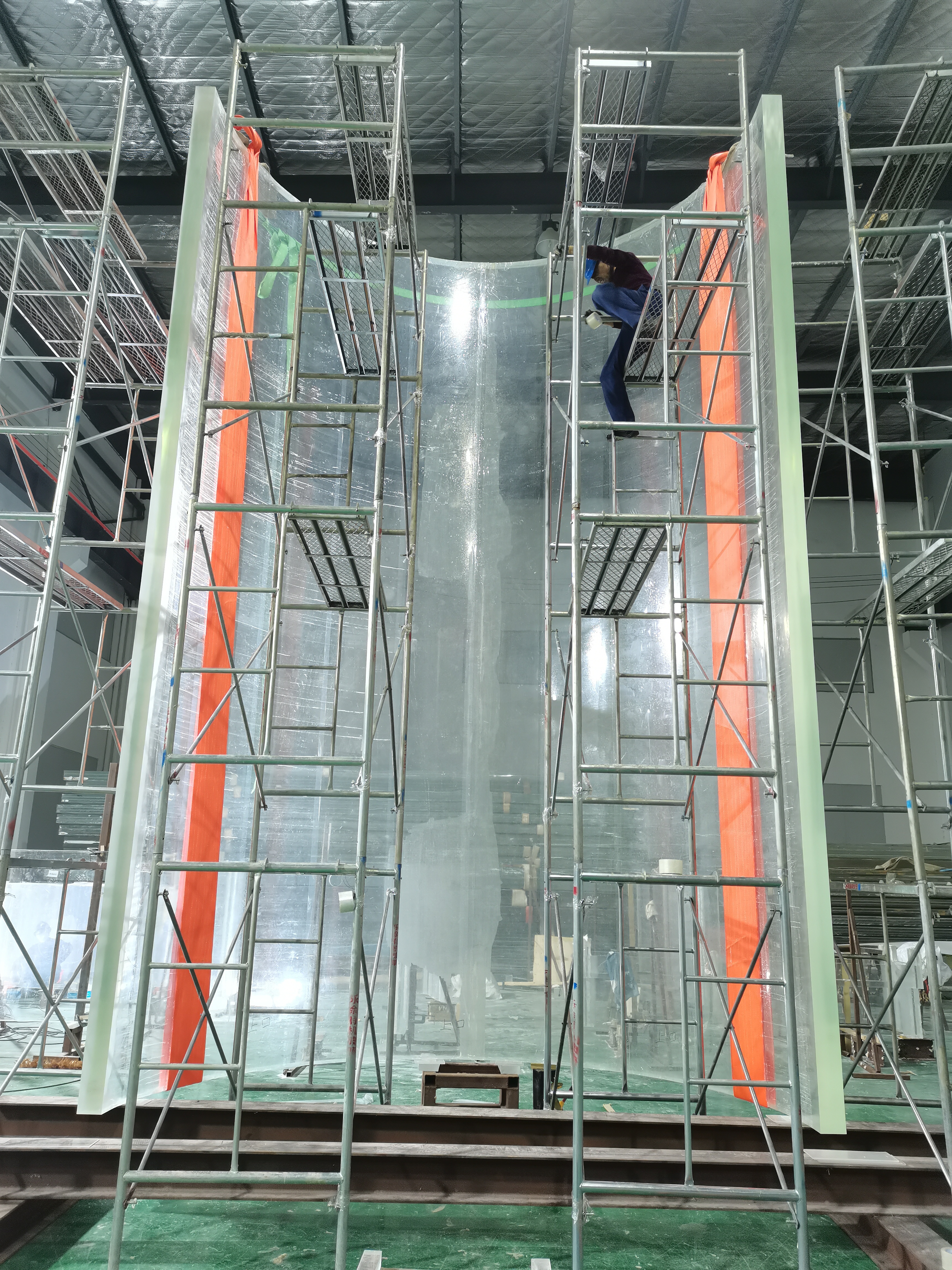 Akv&aacute;rium z akrylov&eacute;ho v&aacute;lce - LEYU