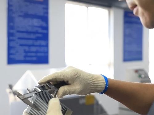 Ing&eacute;nieur du laboratoire Juhong utilisant un microm&egrave;tre num&eacute;rique de haute pr&eacute;cision pour mesurer l'&eacute;paisseur du joint de cerclage, garantissant ainsi une conformit&eacute; stricte &agrave; la tol&eacute;rance de &plusmn; 0,035 mm avec les normes GB/T 39040-2020