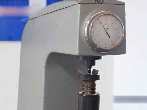 Microm&egrave;tre num&eacute;rique mesurant l'&eacute;paisseur d'un joint de cerclage en acier pour garantir la tol&eacute;rance de &plusmn; 0,035 mm requise par GB/T 39040-2020.