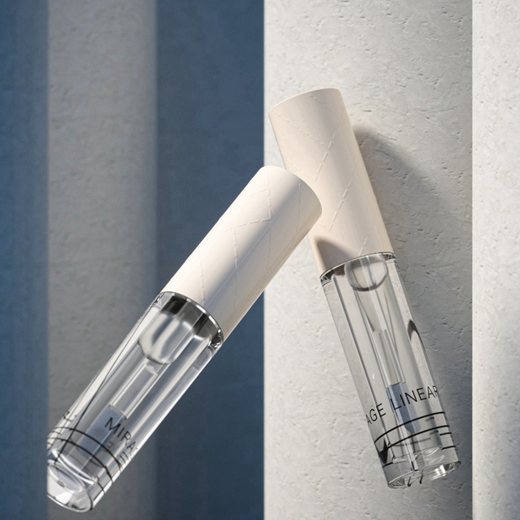 tubo de brillo de labios transparente
