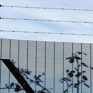 Climb resistant mesh