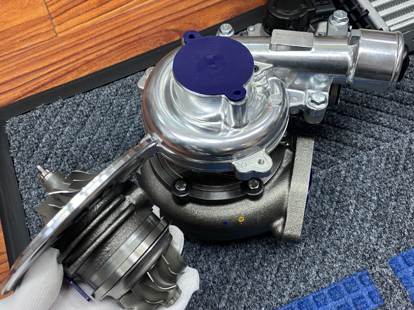 zesp&oacute;ł turbosprężarki ze szczeg&oacute;łowymi częściami wewnętrznymi i ha