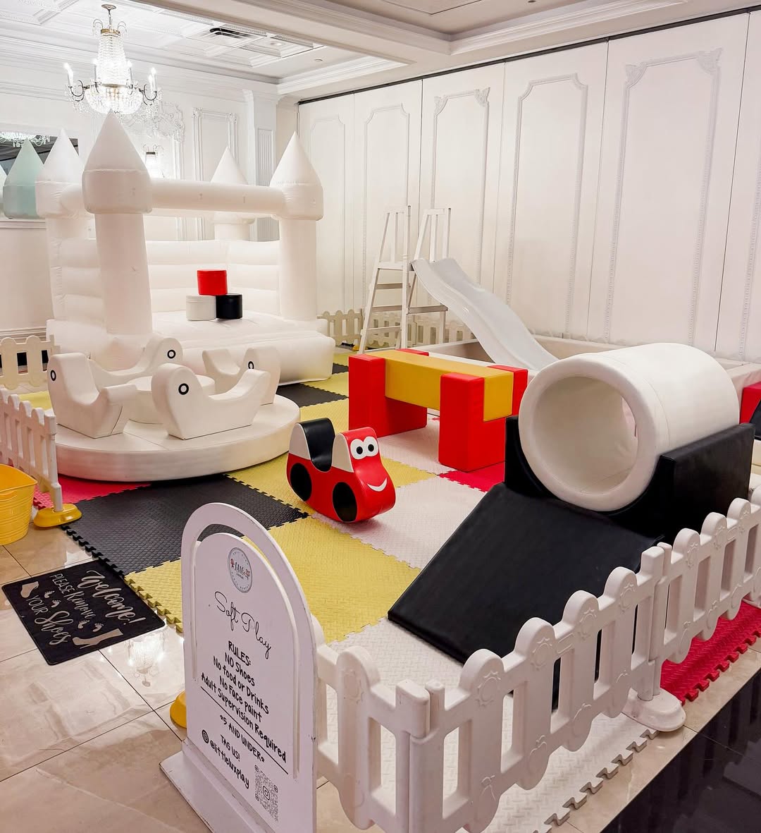 Küçük Çocuklar için Beyaz Sıçrama Evi, Kaydırağı ve Tüneli ile Kırmızı ve Sarı Yumuşak Oyun Seti