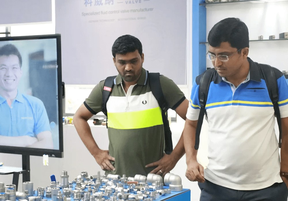 Pelanggan India Melawat COVNA untuk Memuktamadkan Pesanan Mini Injap Bola Bermotor2