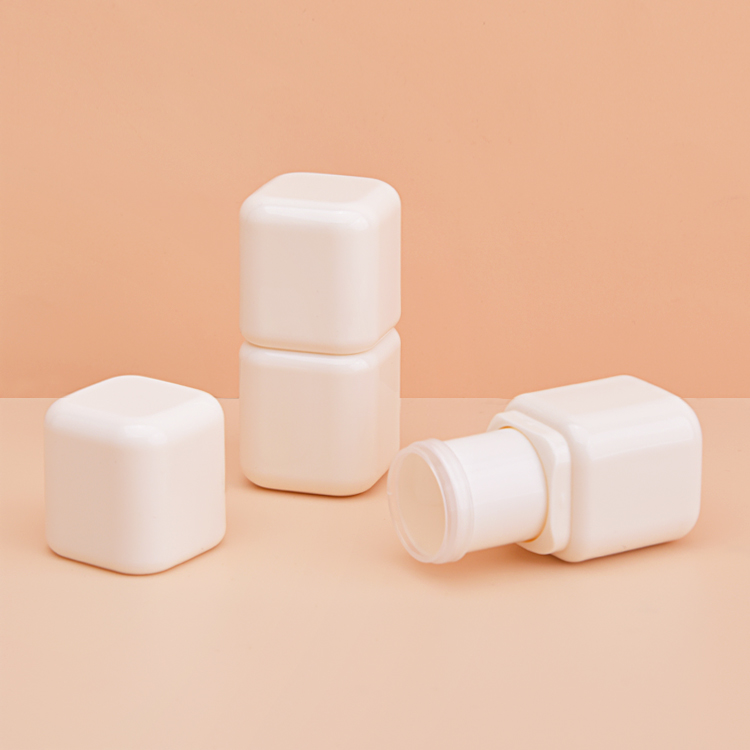 Tubo en barra corrector y desodorante cuadrado mini de 4,5 g 