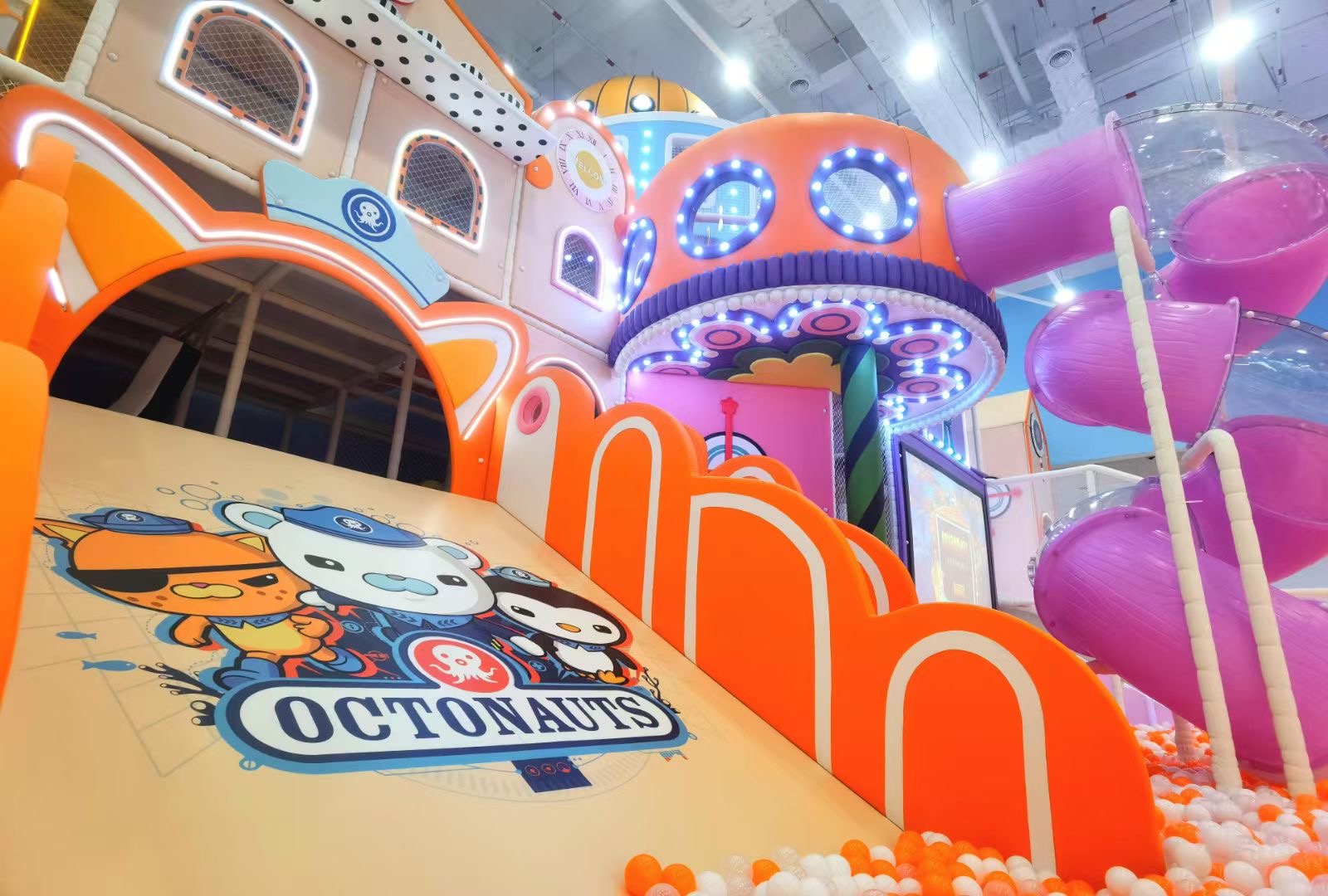 Miękkie zjeżdżalnie z motywem Octonaut&oacute;w w obszarze basenu z piłeczkami