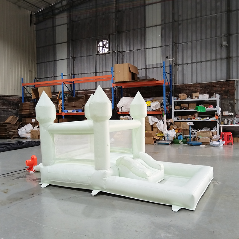 Mini-wit-inflatable-bounce-castle-met-slide-voor-kids-huur