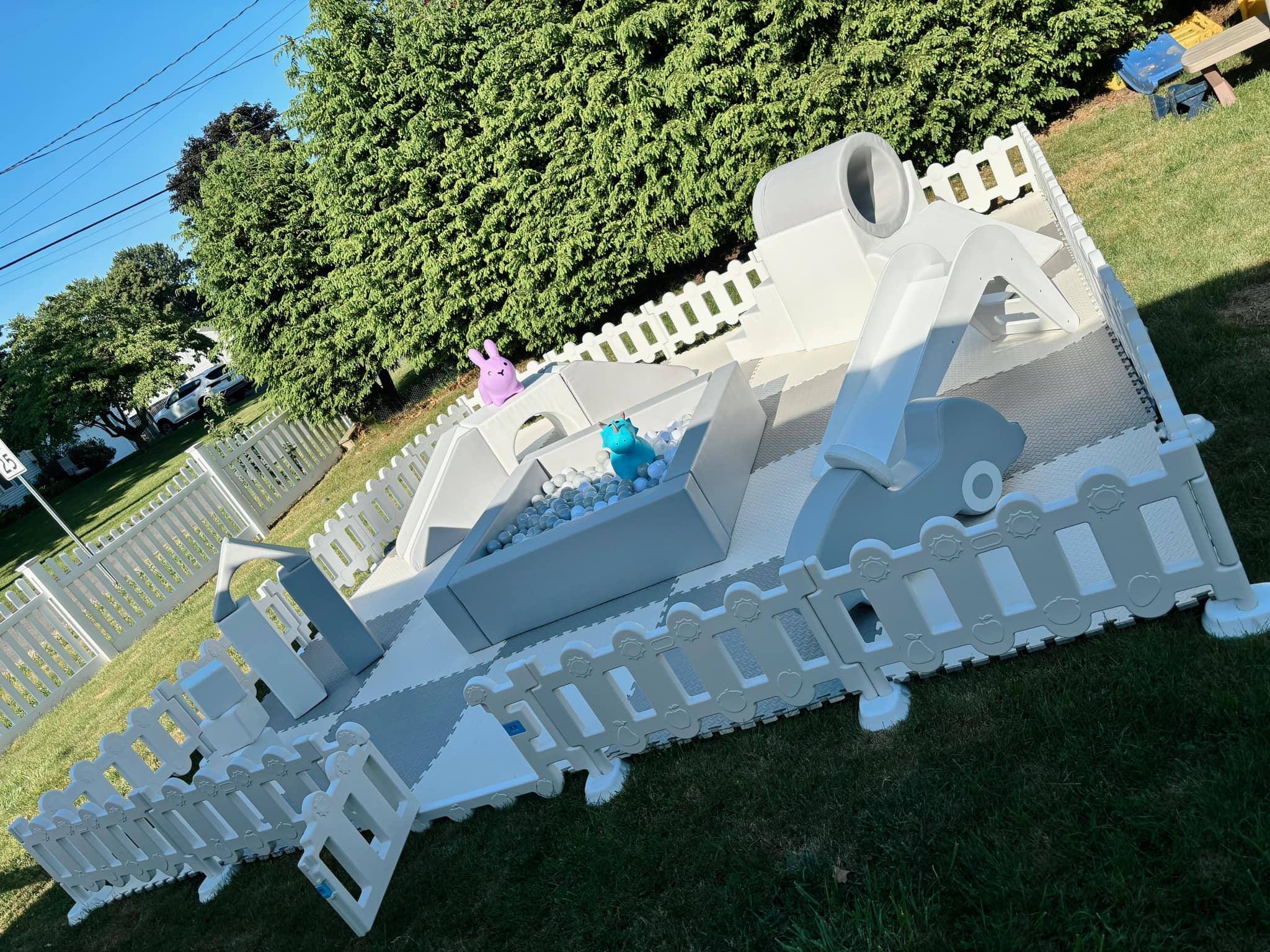 Neues Design und kommerzielle Softplay-Ausrüstung im Weiß-Grau-Stil zur Partyvermietung