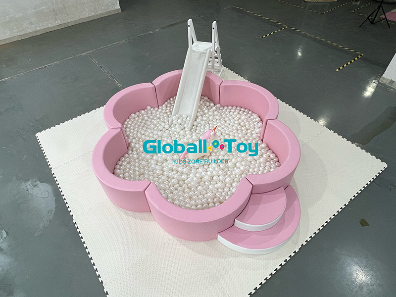 Lubang Bola Main Lembut Putih dan Merah Muda dengan Perosotan