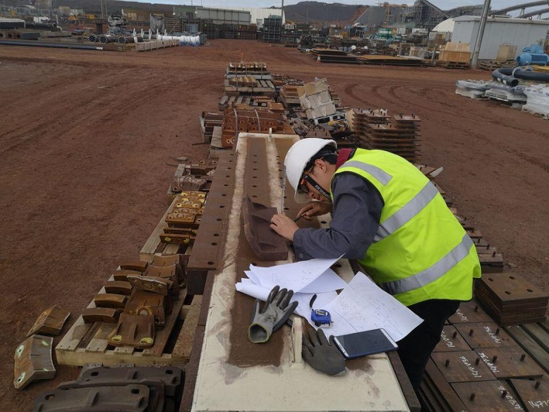 El ingeniero de H&G está verificando e inspeccionando las dimensiones de los revestimientos hundidos en la planta minera