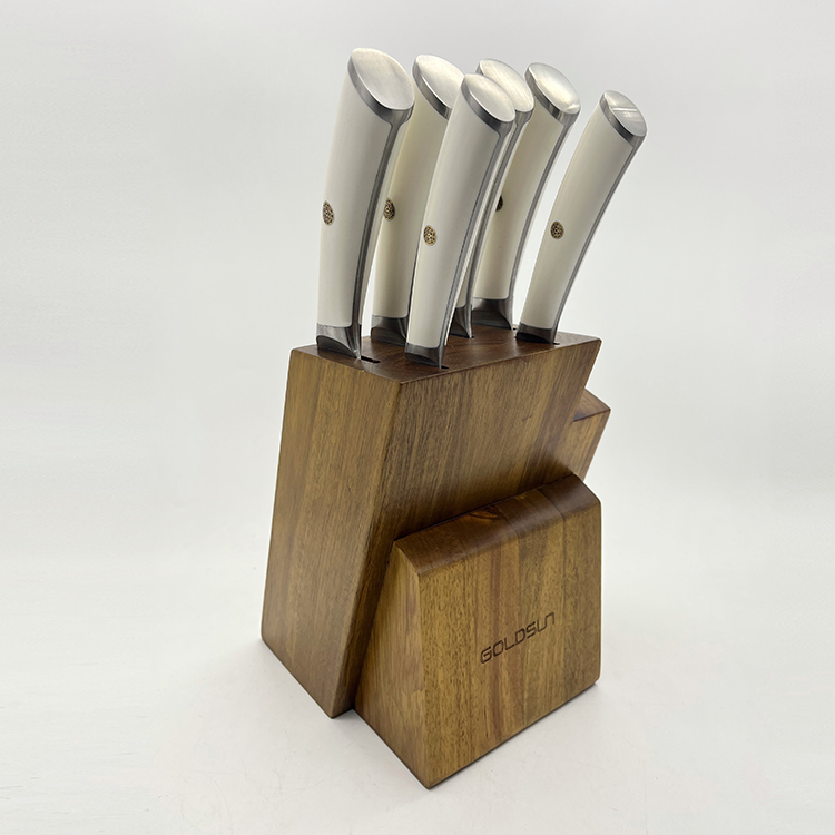 poign&eacute;e pompon avec rivets d&eacute;cor&eacute;s