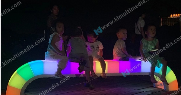 فن تركيب الضوء التفاعلي - مقعد متوهج