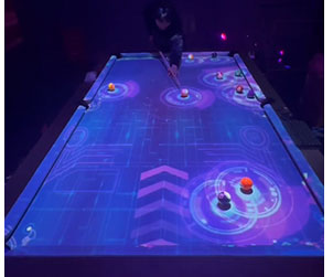 طاولة بلياردو مع جهاز عرض