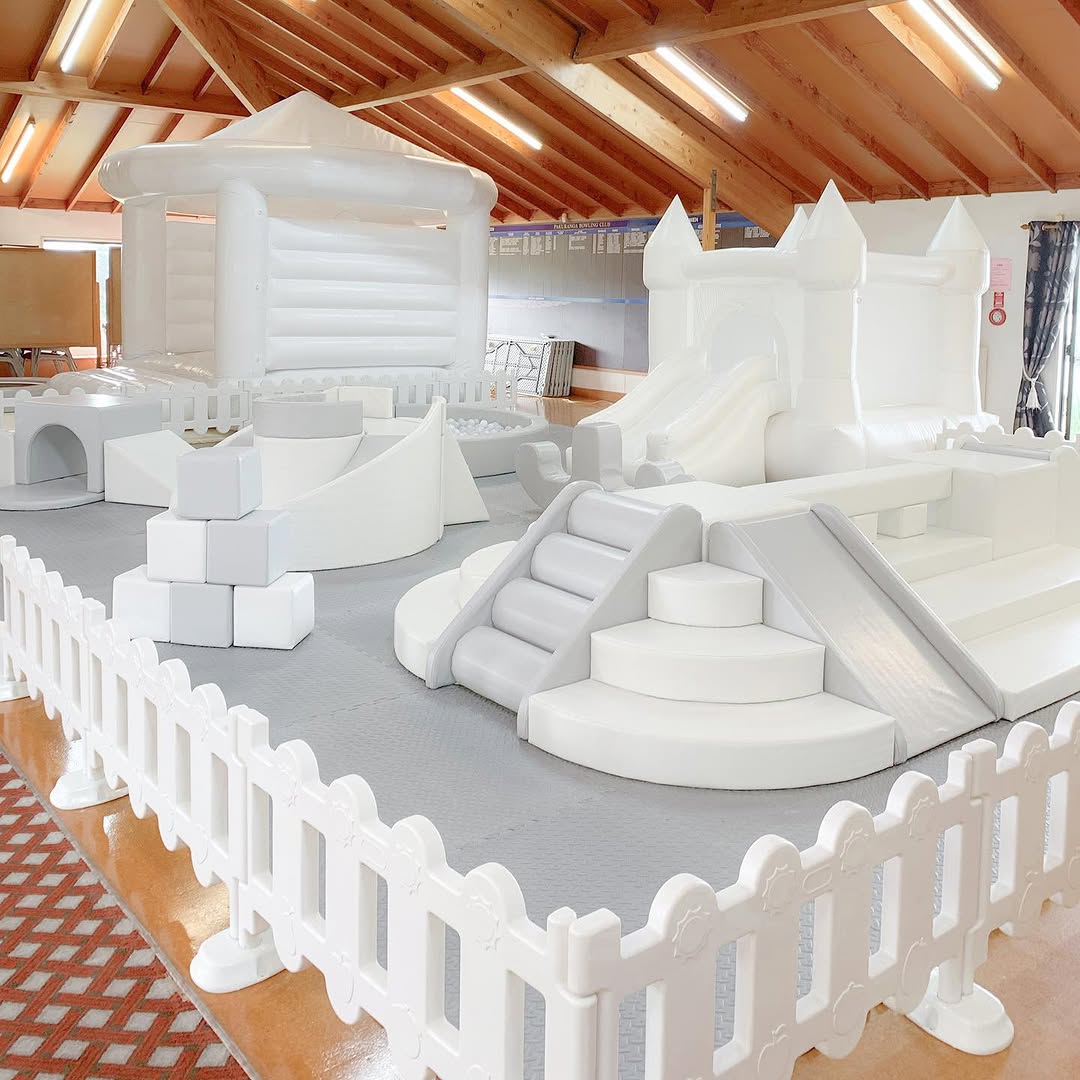 Großes weißes und graues Kinderspielplatz-Fitnessgerät, weiches Kletterset für Kleinkinder